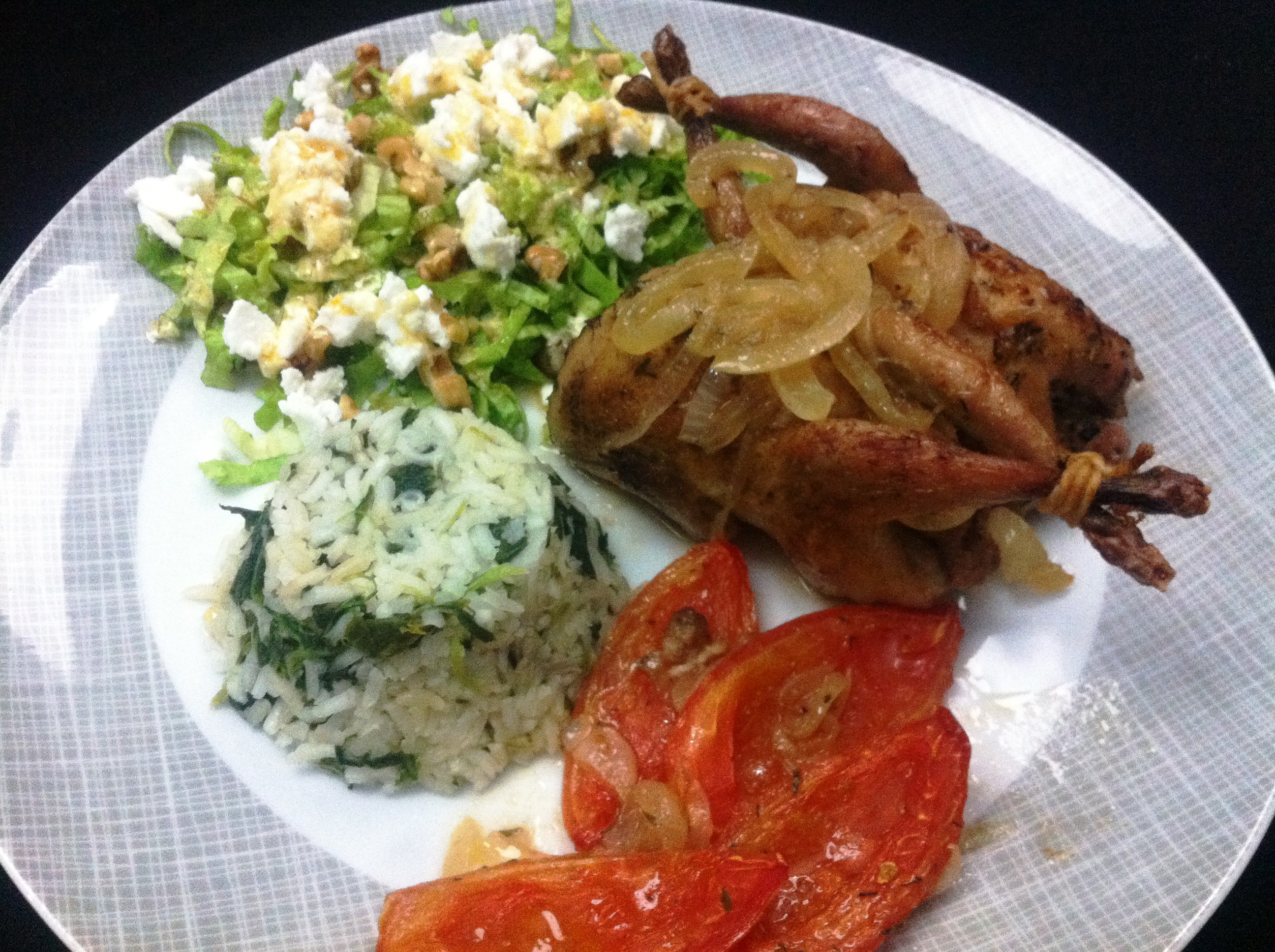 Codornizes recheadas, tomate assado e arroz de grelos