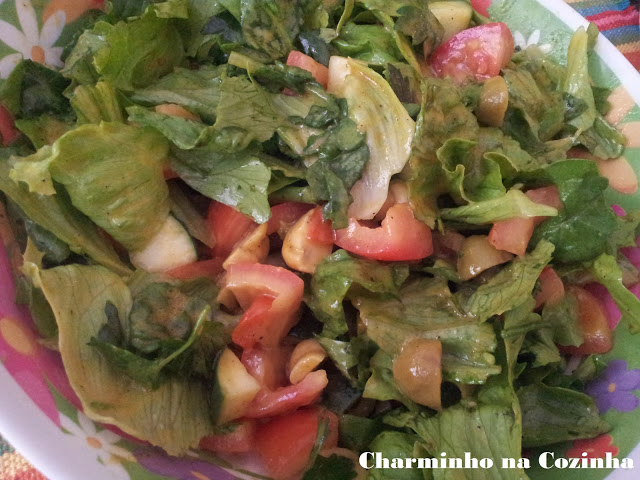 Salada com alface americana e champignons