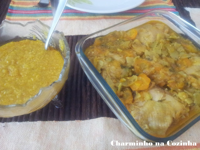 Frango com molho de legumes ao curry e pirão