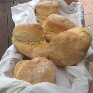 Pão caseiro no forno a lenha World Bread Day 2019