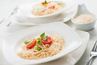 Espaguetini com Tomate Uva, Mussarela de Búfala e Manjericão