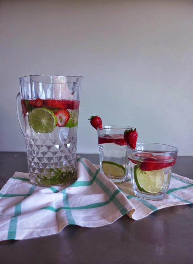 Água fresca: lima e morangos/ Flavored water: lime and strawberry