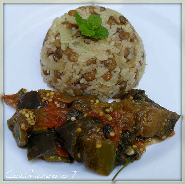 Almoço Árabe: Mjadra (Arroz com lentilha) e Salada de Berinjela