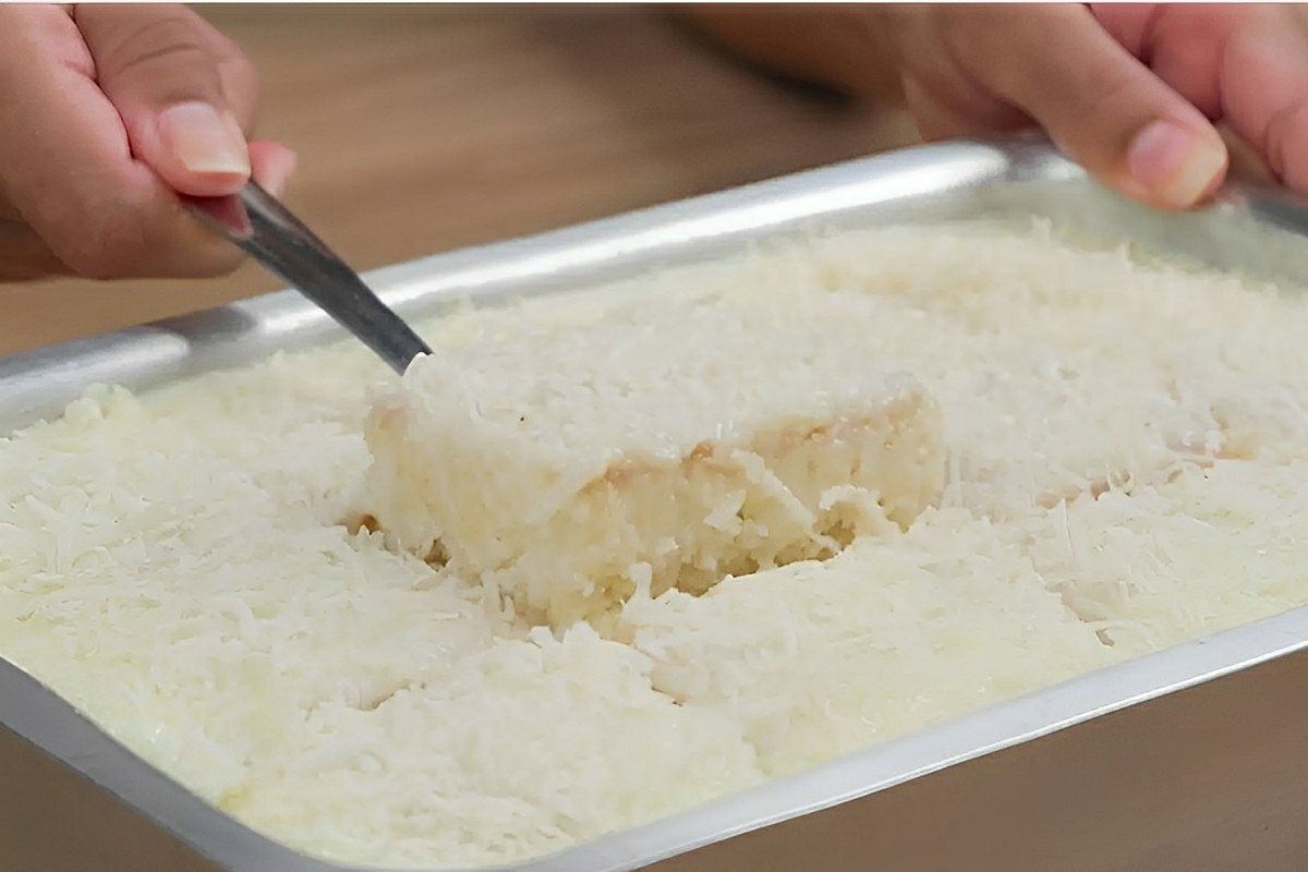 Bolo gelado de coco muito fácil de fazer é só misturar os ingredientes à mão e levar pra assar