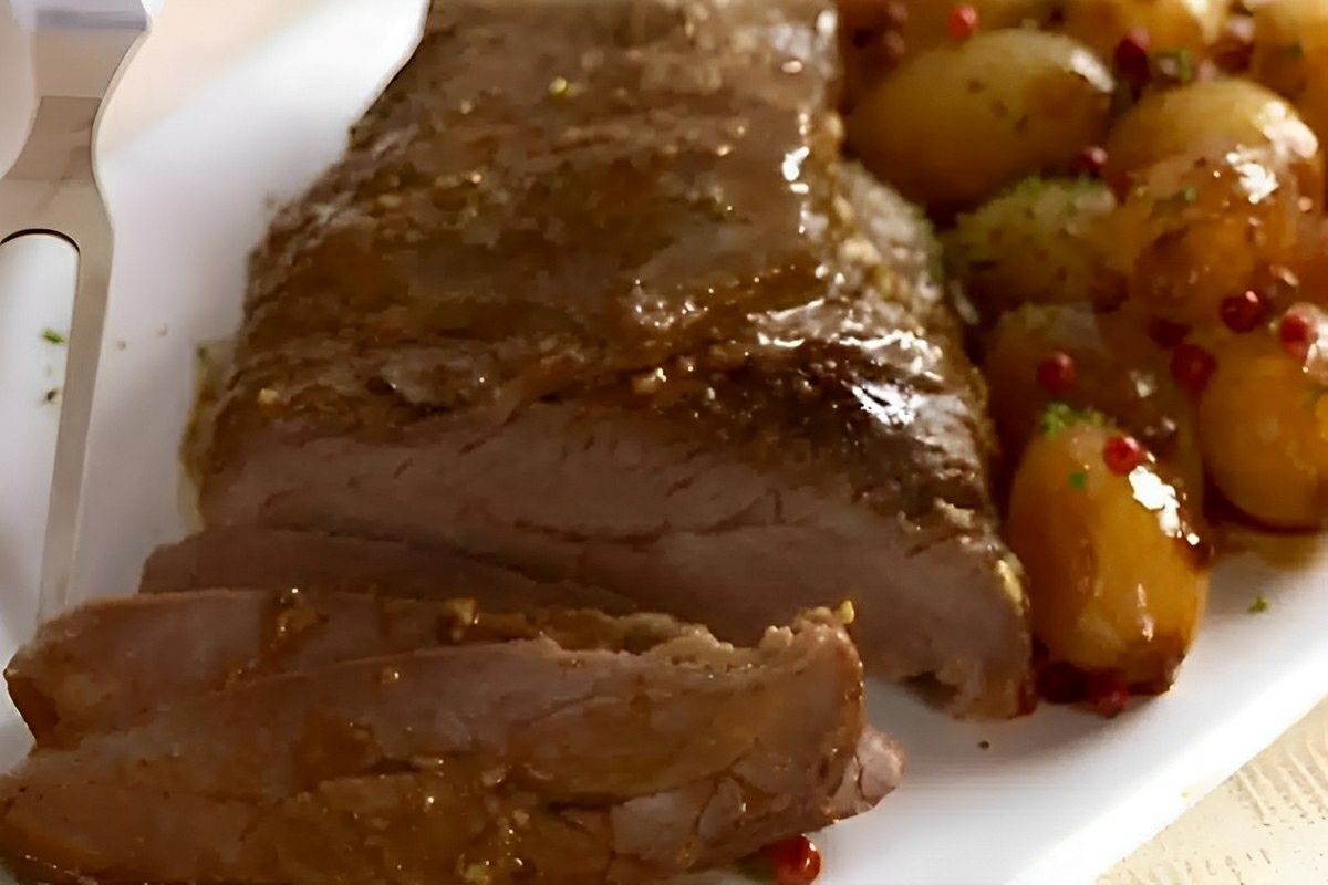 Carne assada na panela de pressão suculenta e saborosa para o seu almoço ou jantar