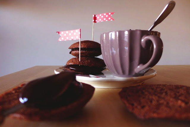 Bolachas de chocolate com recheio de chocolate/ Chocolate cookies filled with Chocolate