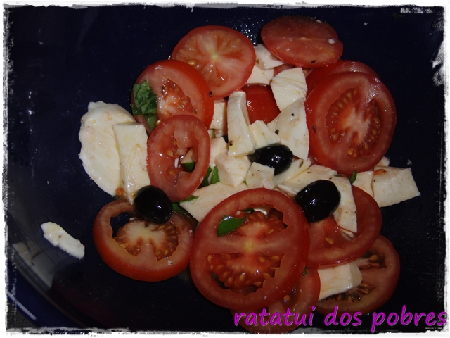 Salada de tomate, mozzarella e azeitonas