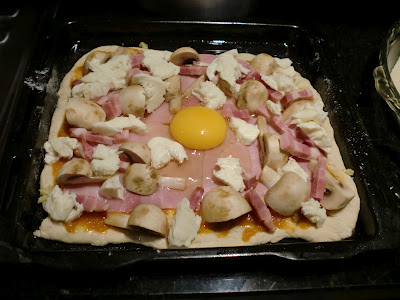 Pizza com ovo estrelado