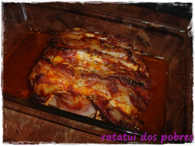 Lombo porco fatiado à inglesa c/ bacon e queijo no forno