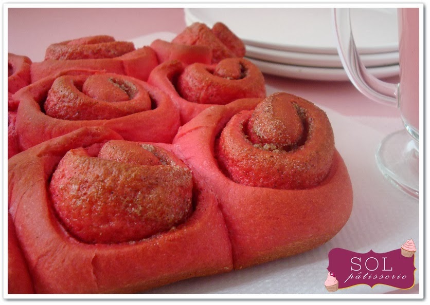 Cinnamon rolls habillés en rose pour la Saint Valentin - Cinnamon rolls vestidos de rosa para o São Valentim