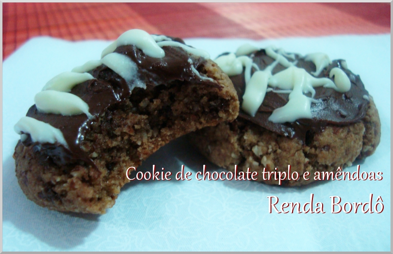 Cookie de Chocolate Triplo e Amêndoas