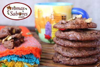 Cookies de chocolate com pedaços de chocolate e pistache