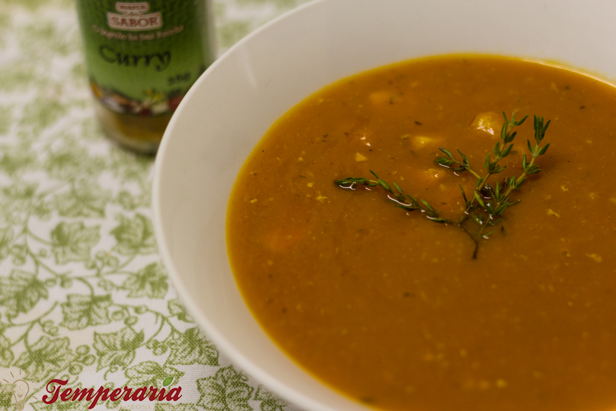 Sopa-creme de abóbora com frango e curry