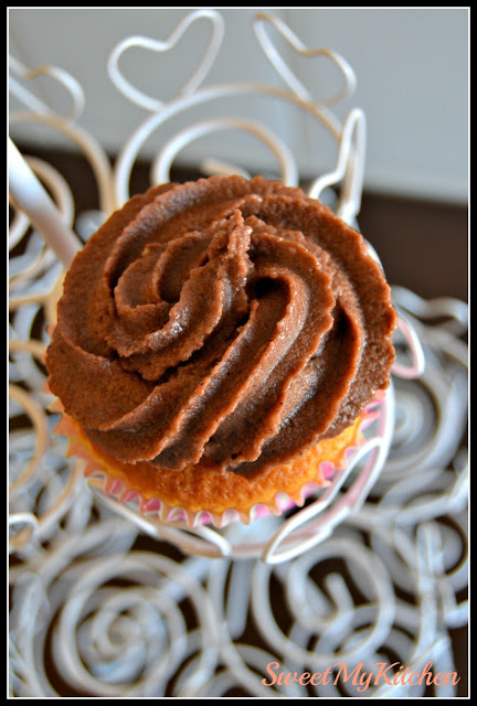 Cupcakes de laranja com frosting de chocolate