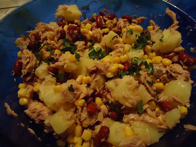 salada fresca de batata,atum,milho e feijão