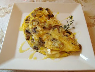 Omelete de cogumelo Paris e queijo brie