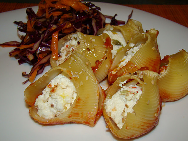Lumaconis recheados com Requeijão e Salada de Couve Roxa com Cenoura