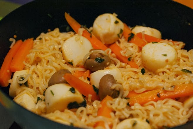 Noodles com pérolas do mar e cogumelos