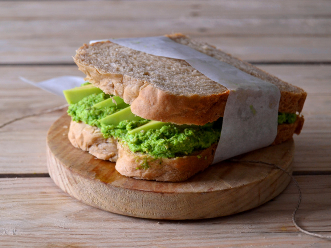 Sandes de pasta de ervilha com abacate // Green pea avocado sandwich