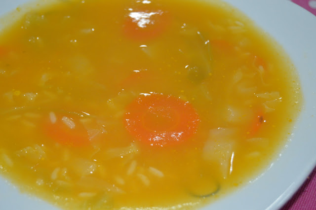 Sopa de lombarda, cenoura e arroz