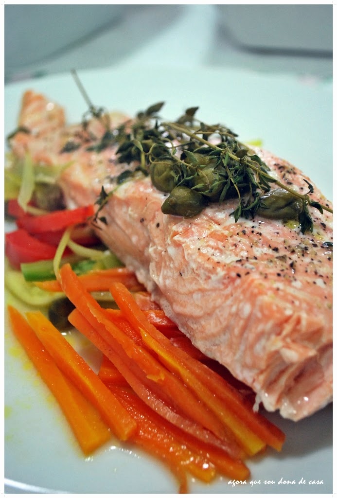 salmão com legumes em papillote: porque salmão é bom de qualquer jeito!