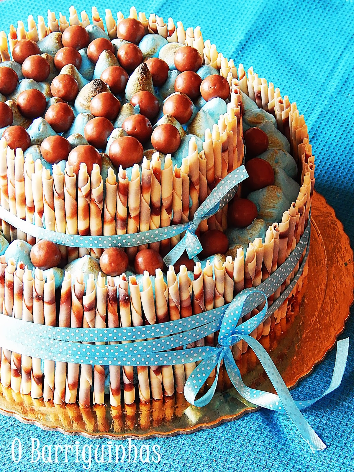 Bolo de Aniversário Merengue Azul com Cerca de Chocolates
