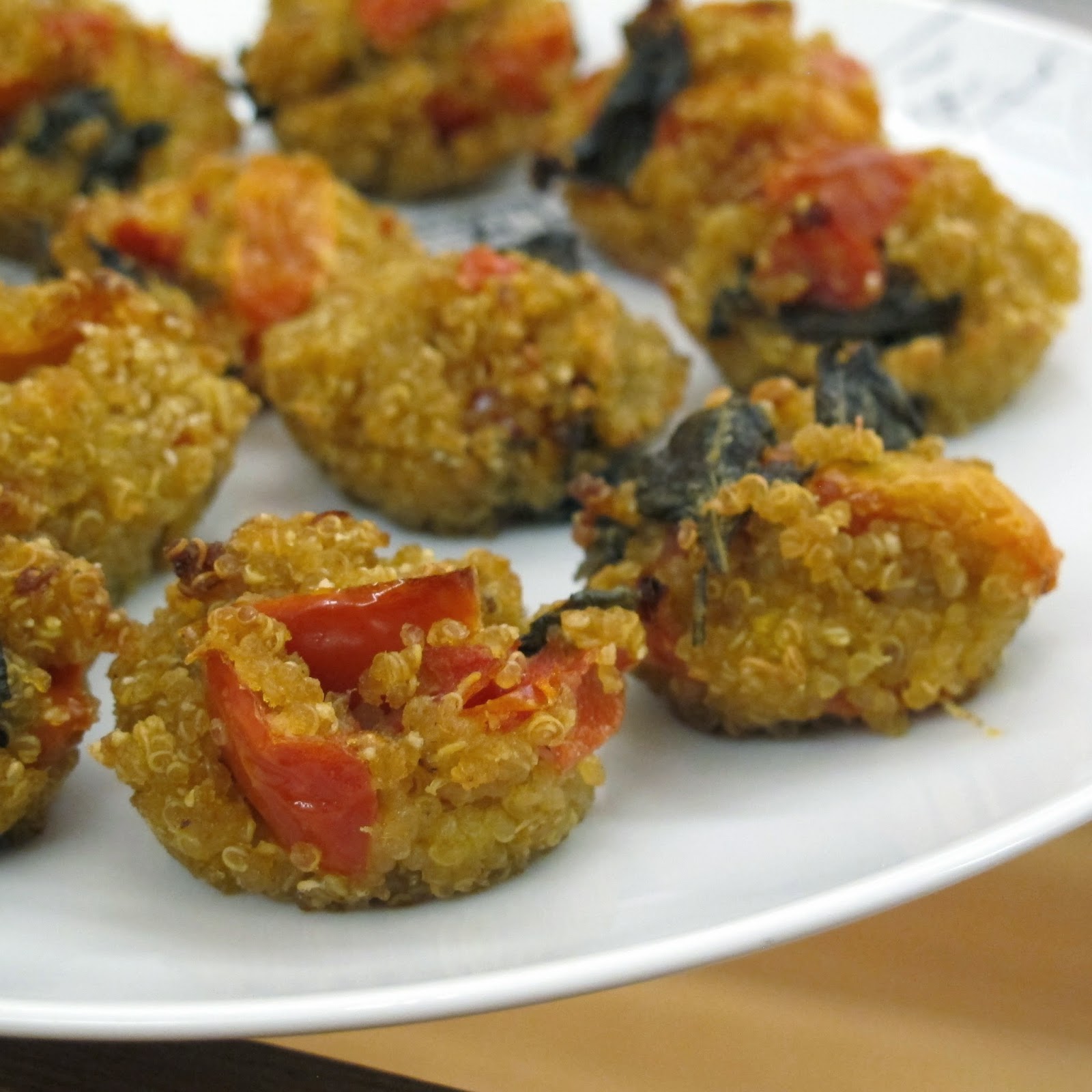 Mini-muffins de quinoa, tomate e manjericão