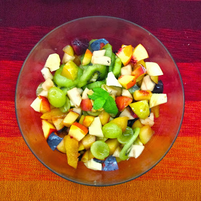 Salada de fruta com molho de gengibre, lima e hortelã