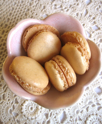 Macarons de Coco Ralado com Pudim de Chocolate