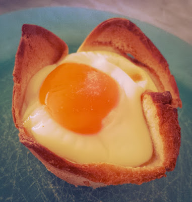 Ovos assados em taças de pão