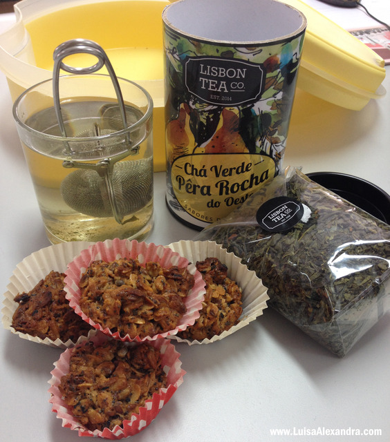 Sugestão de Lanche: Chá Verde com Pêra Rocha do Oeste acompanhado com Biscoitos de Granola