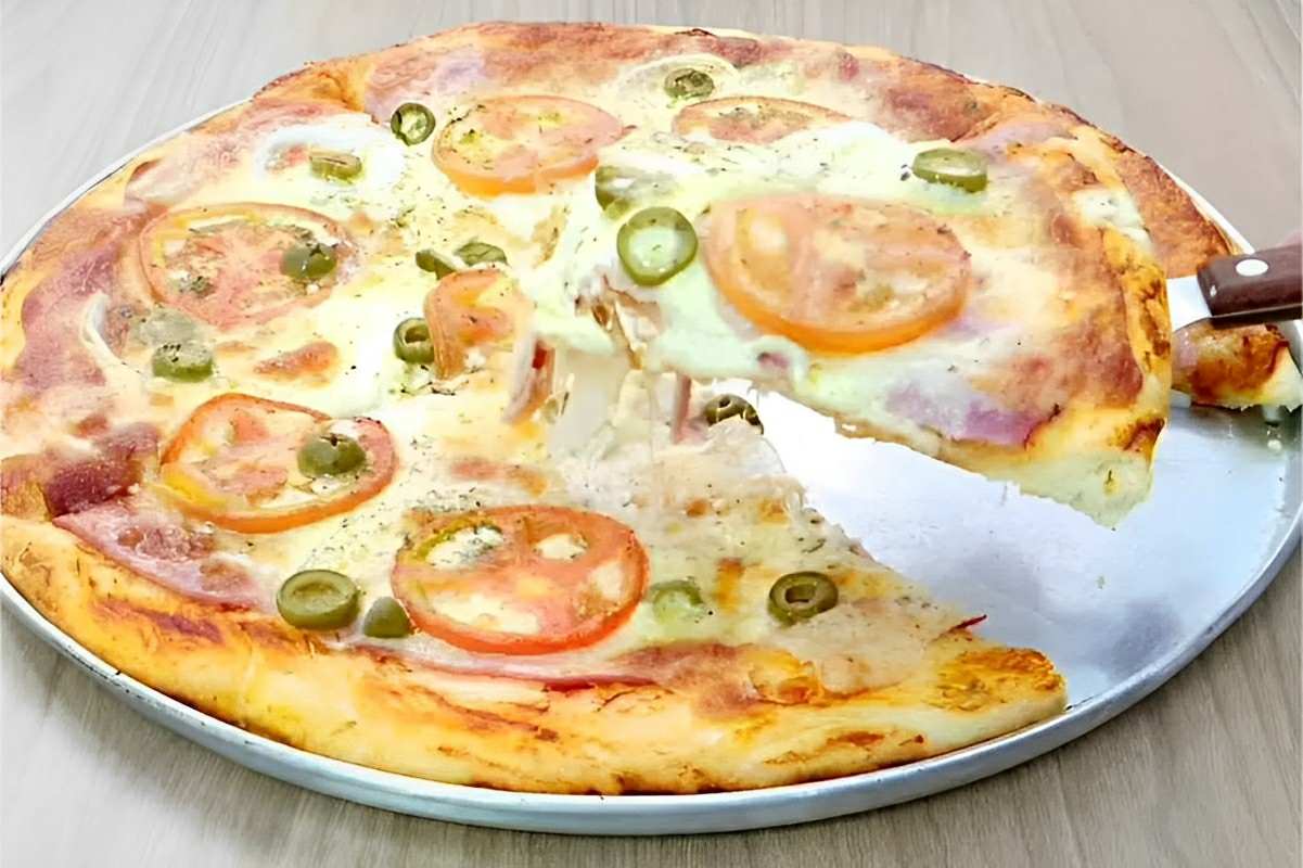 Massa de pizza caseira fácil e deliciosa com ingredientes que você tem em casa