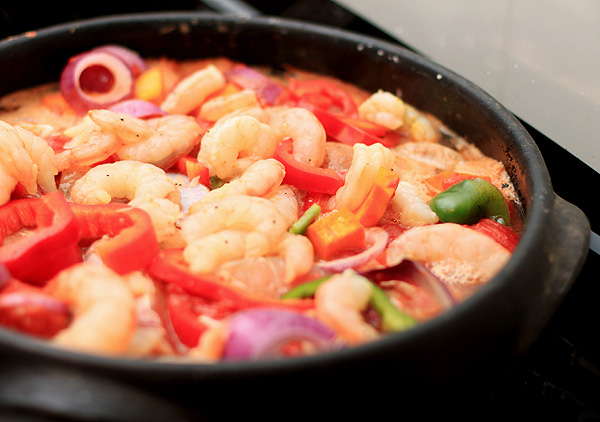 Moqueca, peixada, caldeirada ou simplesmente peixe, camarão e frutos da mar em um panelão.