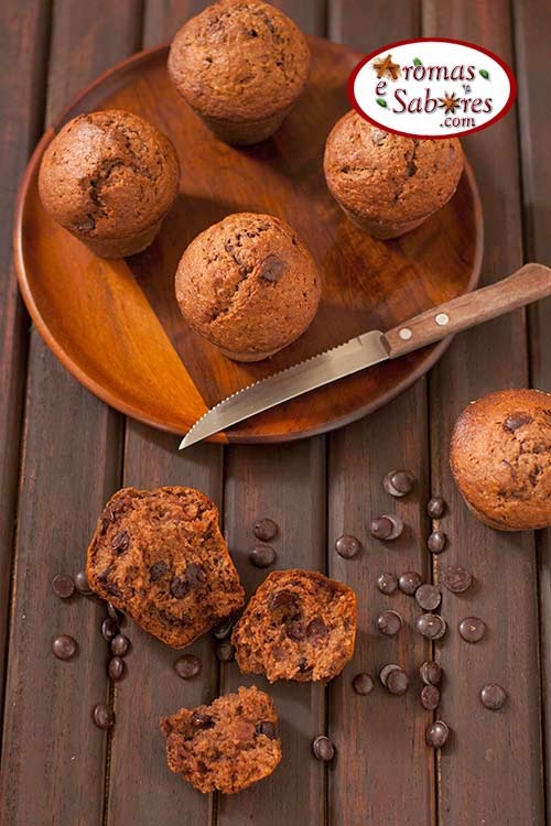 Muffins de banana e chocolate com gotas de chocolate
