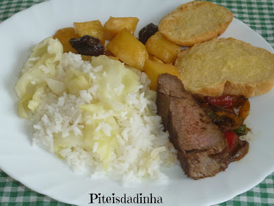 BATATAS ASSADAS COM CARAMELO, rosbife e arroz com repolho