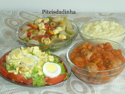 ABOBRINHA COLORIDA c/almôndegas,  purê de batata e salada