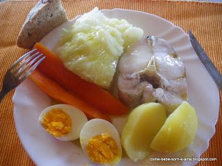 Peixe cozido com batata, legumes e ovo
