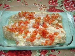 Peixe de forno com champignon e tomates