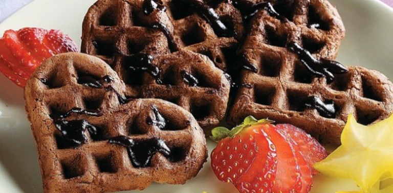 Waffle de chocolate com frutas