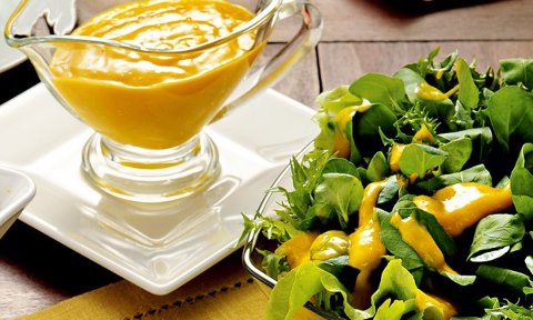 Salada com molho de manga e mel