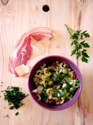 Salada de cotovelos com bacon e alho francês