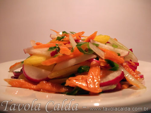 Salada de Rabanete com Cenoura, Cebola e Manga