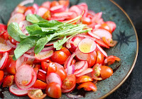 Salada de Rabanete, Tomate-Cereja, Rúcula Baby e Cebola Roxa (vegana)