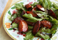 Salada de Rúcula com Ameixas e Molho de Vinagre Balsâmico (vegana)