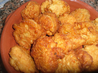 Pataniscas de frango com cenoura e broa frita