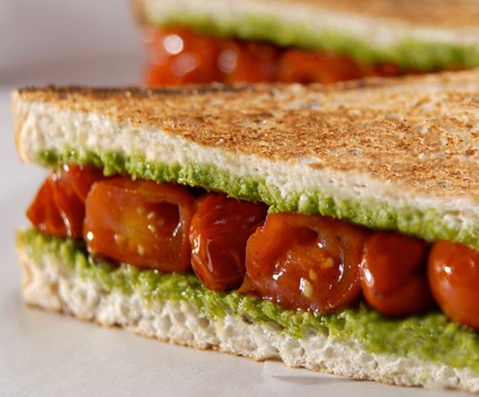 Sanduíche de Tomate com Pesto de Manjericão (vegana)