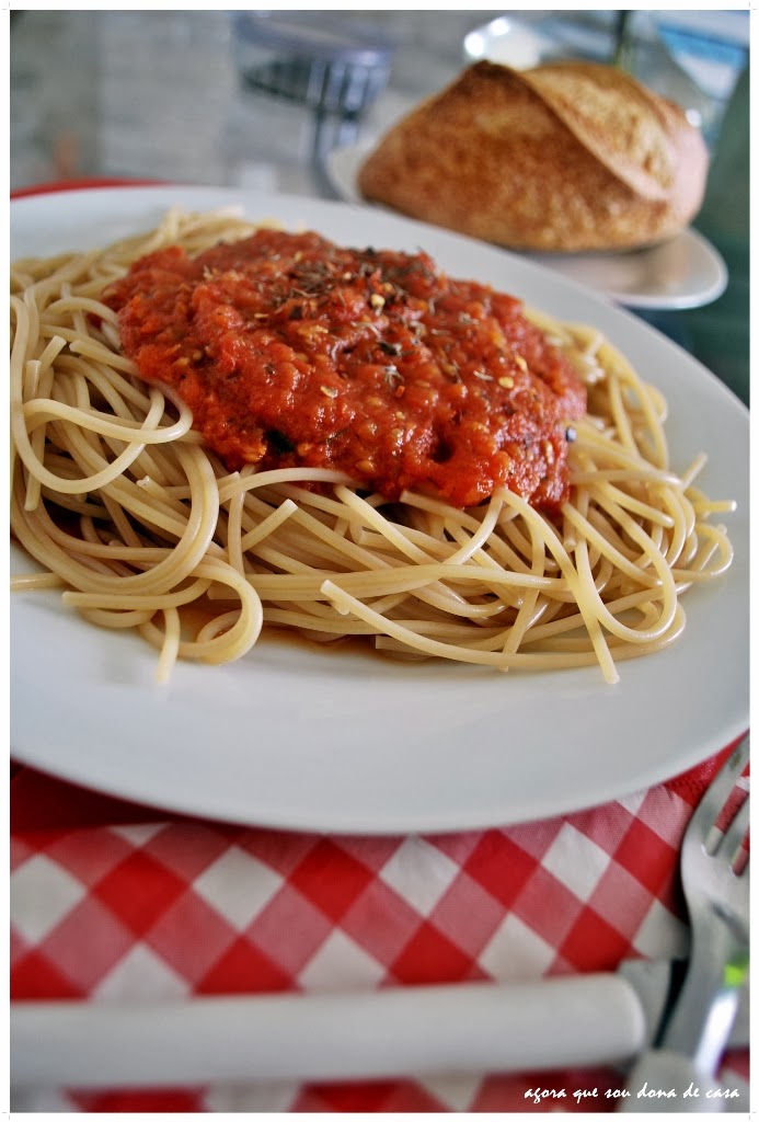 spaghetti al pomodoro: mangia che te fa bene!