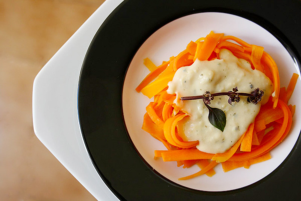 Fetuccini de cenoura ao molho de gorgonzola