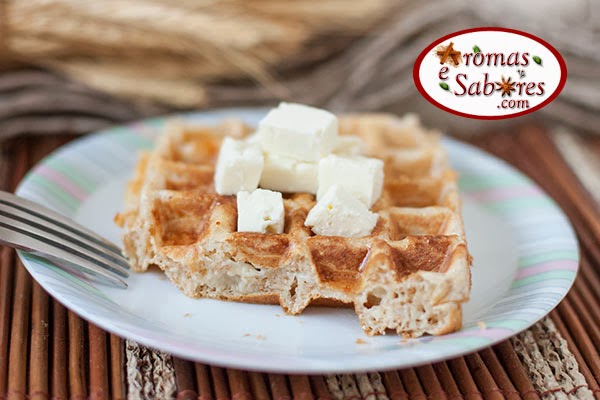 Waffle integral com queijo Minas e dicas para variar a massa de waffle